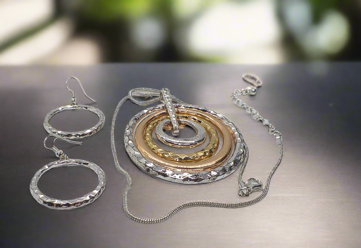 https://www.artistryjewelry.net/products/fantastic-hammered-circles-necklace-set