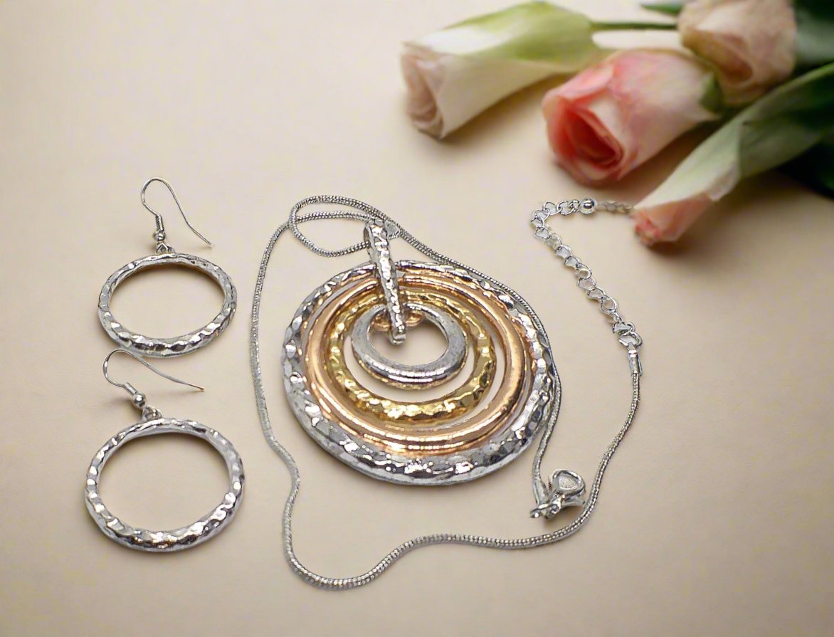 https://www.artistryjewelry.net/products/fantastic-hammered-circles-necklace-set