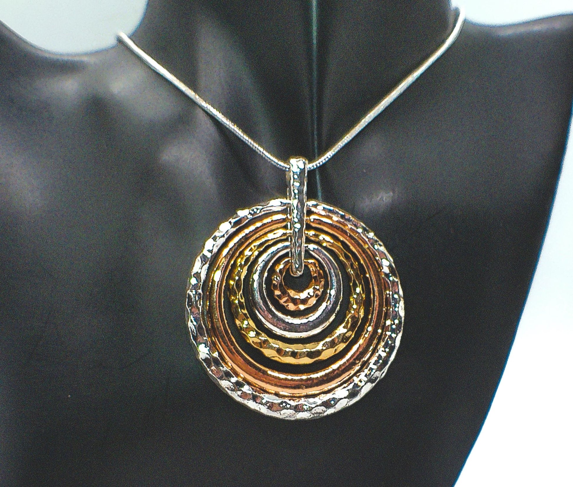 https://www.artistryjewelry.net/products/fantastic-hammered-circles-necklace-set