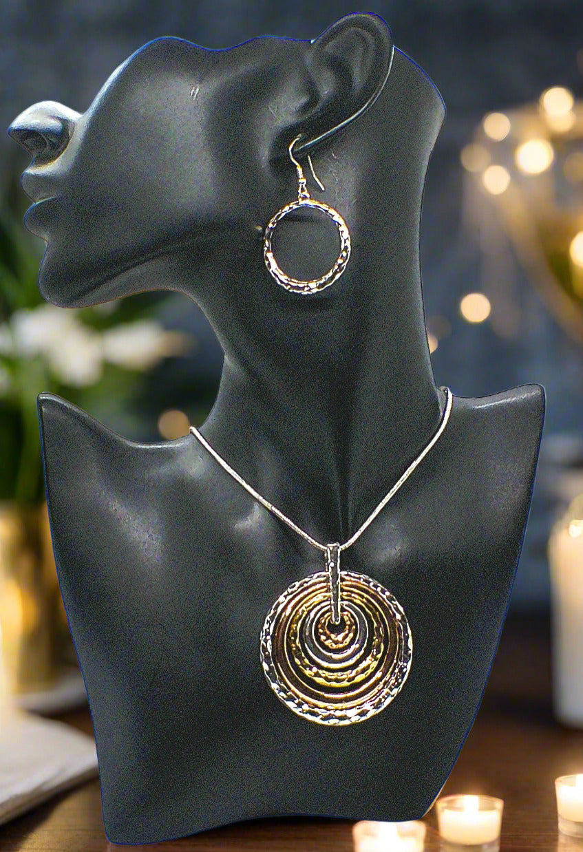 https://www.artistryjewelry.net/products/fantastic-hammered-circles-necklace-set