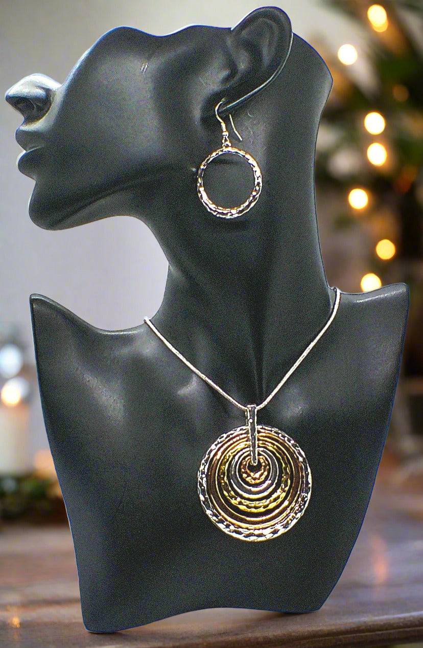 https://www.artistryjewelry.net/products/fantastic-hammered-circles-necklace-set