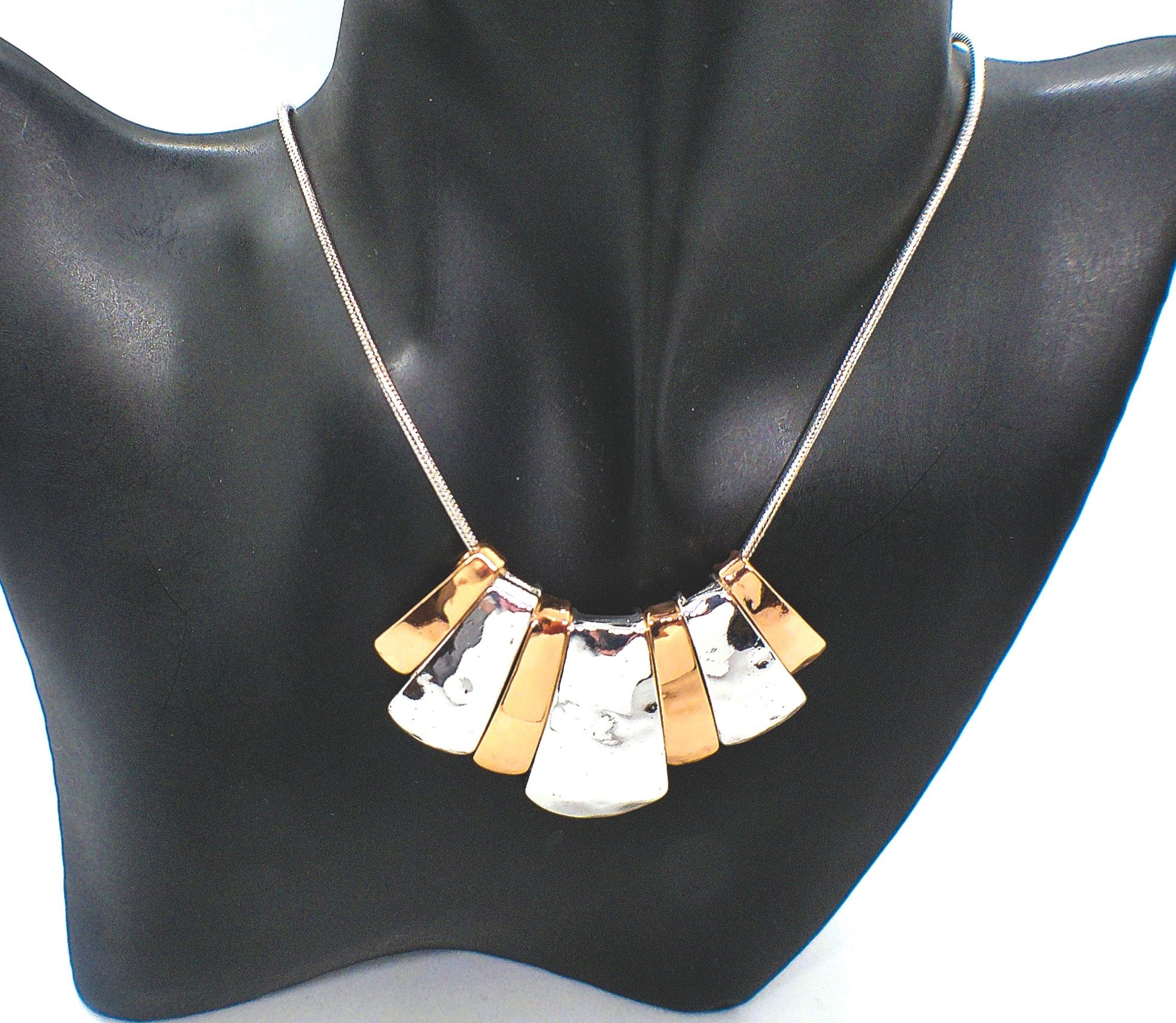 https://www.artistryjewelry.net/products/lovely-metal-fan-necklace-set