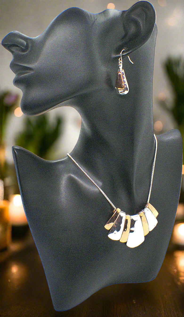 https://www.artistryjewelry.net/products/lovely-metal-fan-necklace-set