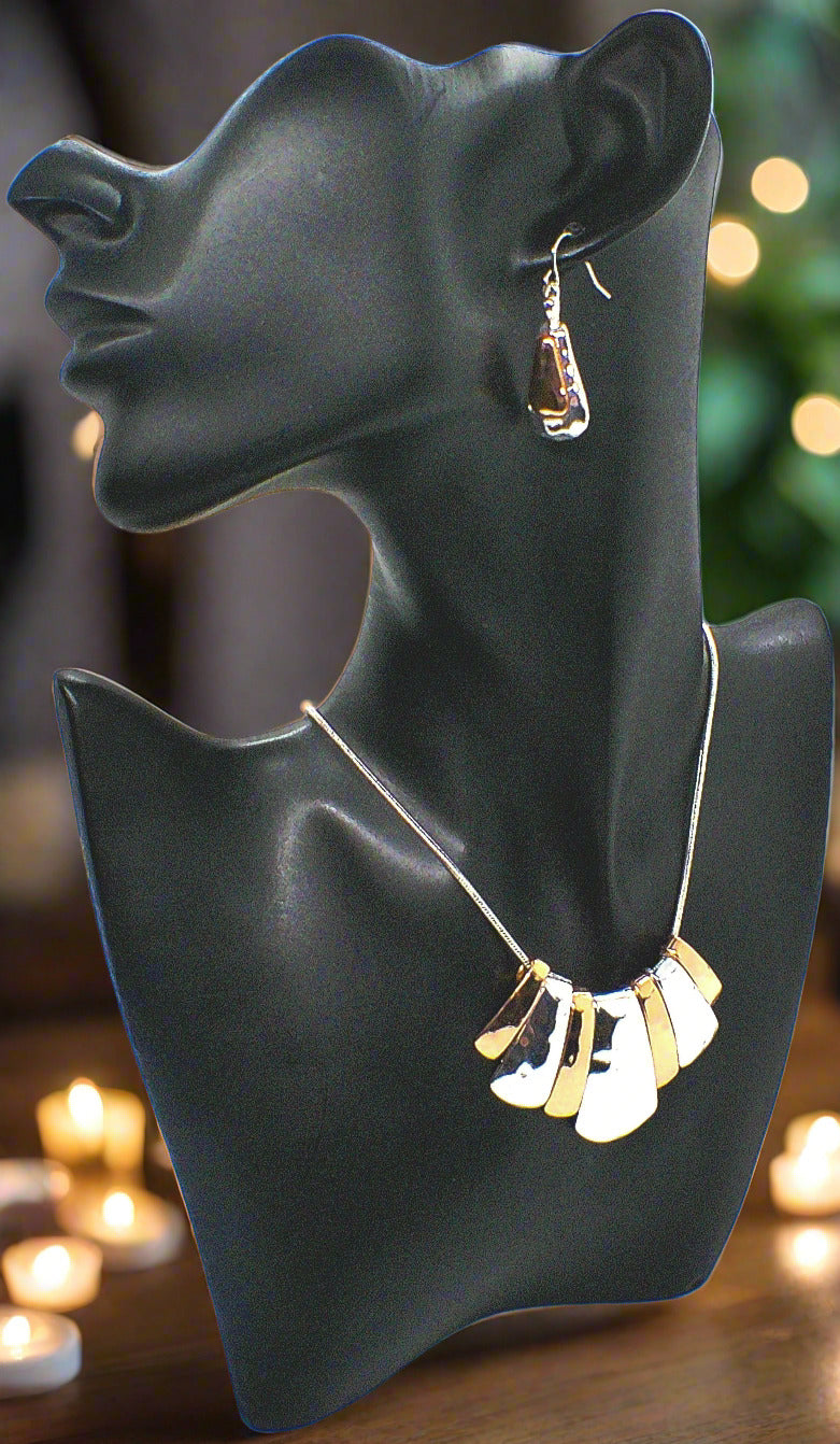 https://www.artistryjewelry.net/products/lovely-metal-fan-necklace-set