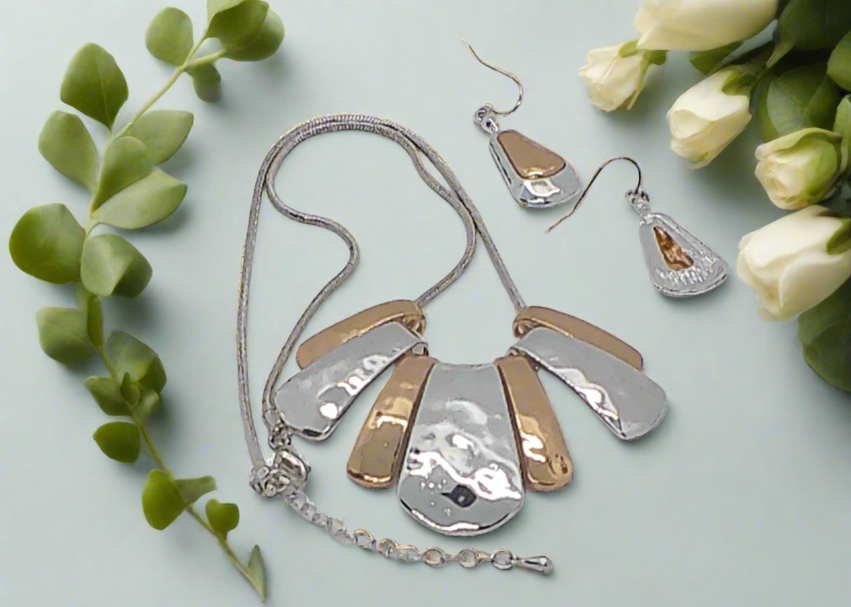https://www.artistryjewelry.net/products/lovely-metal-fan-necklace-set