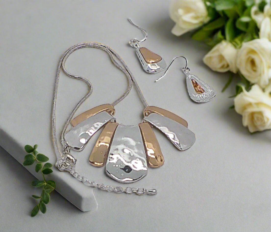 https://www.artistryjewelry.net/products/lovely-metal-fan-necklace-set