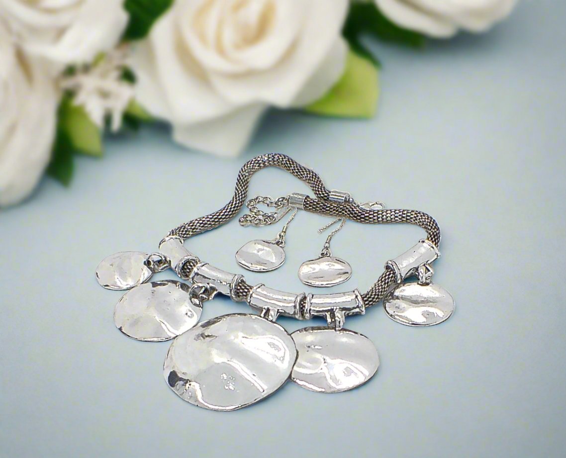 https://www.artistryjewelry.net/products/fabulous-silver-necklace-set