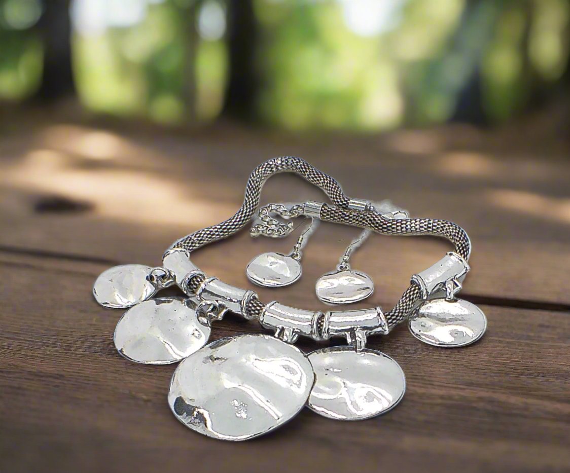 https://www.artistryjewelry.net/products/fabulous-silver-necklace-set