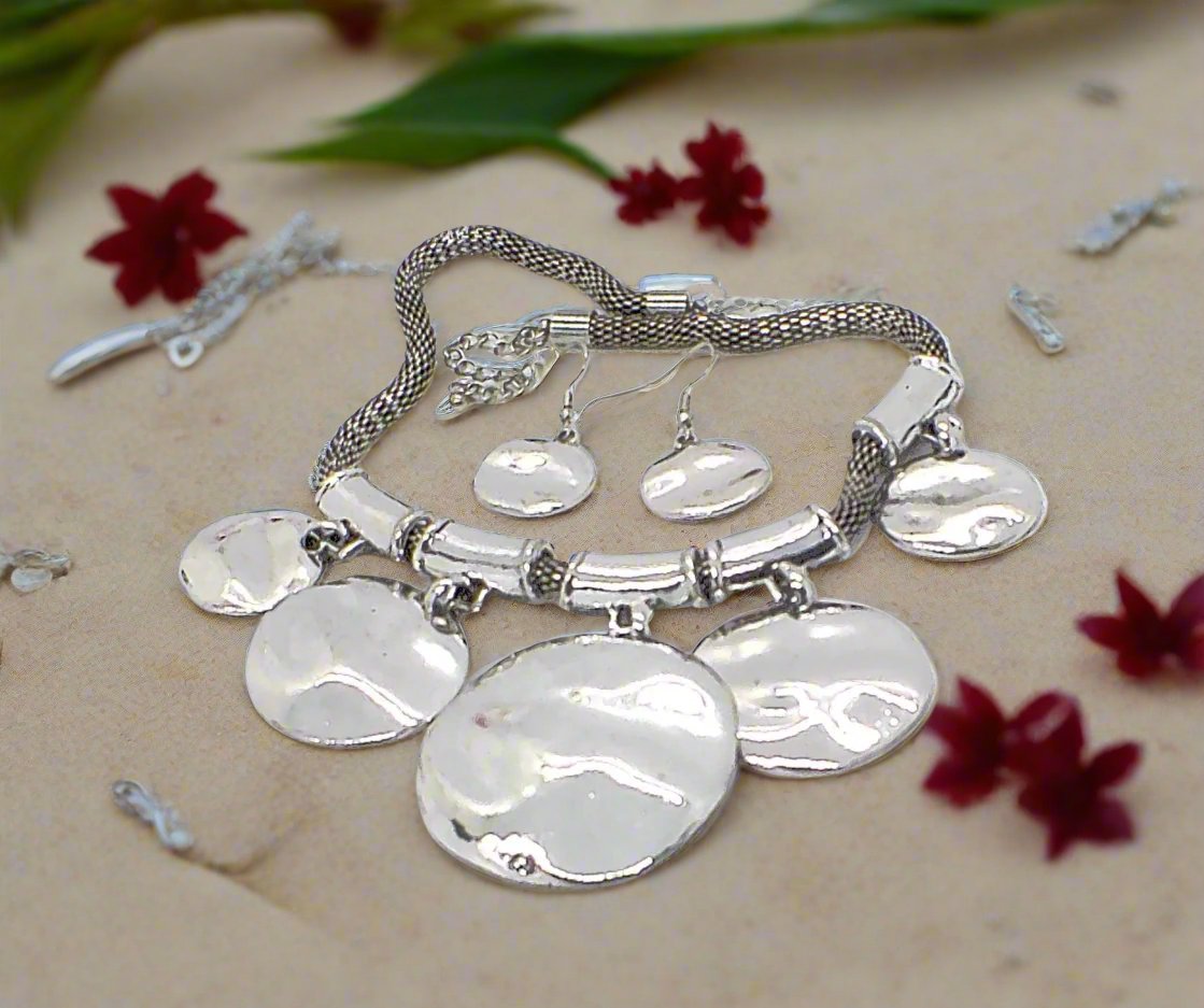 https://www.artistryjewelry.net/products/fabulous-silver-necklace-set