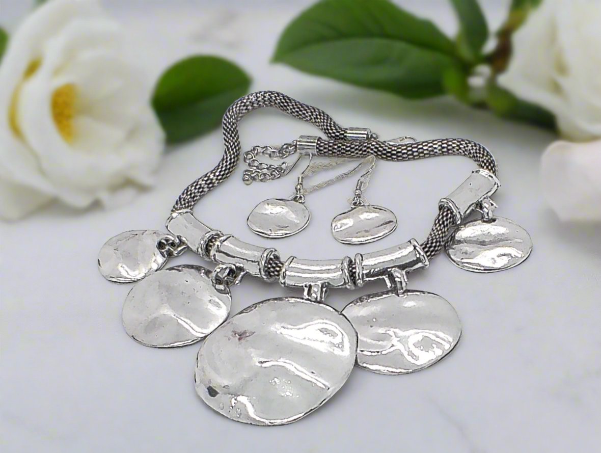 https://www.artistryjewelry.net/products/fabulous-silver-necklace-set