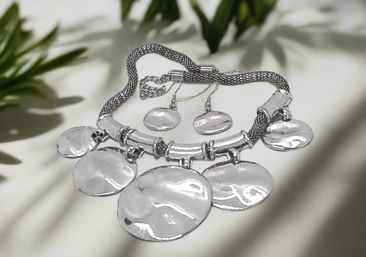 https://www.artistryjewelry.net/products/fabulous-silver-necklace-set