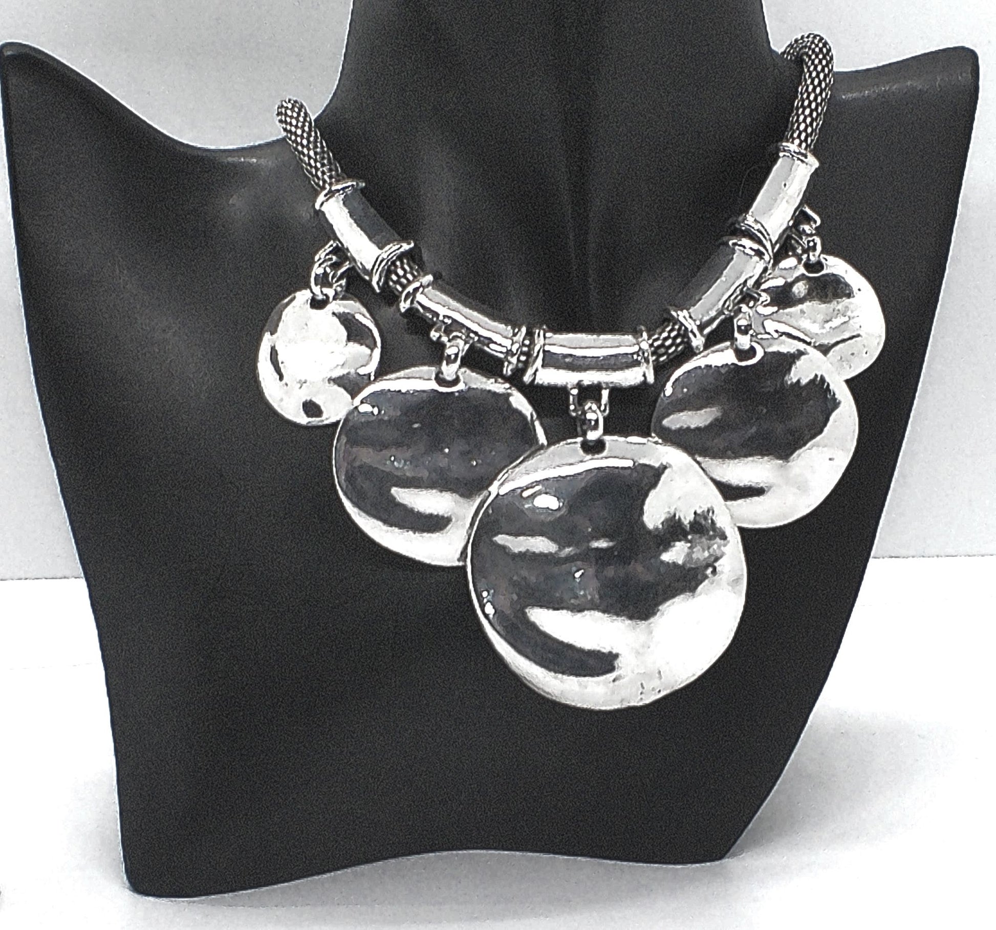 https://www.artistryjewelry.net/products/fabulous-silver-necklace-set