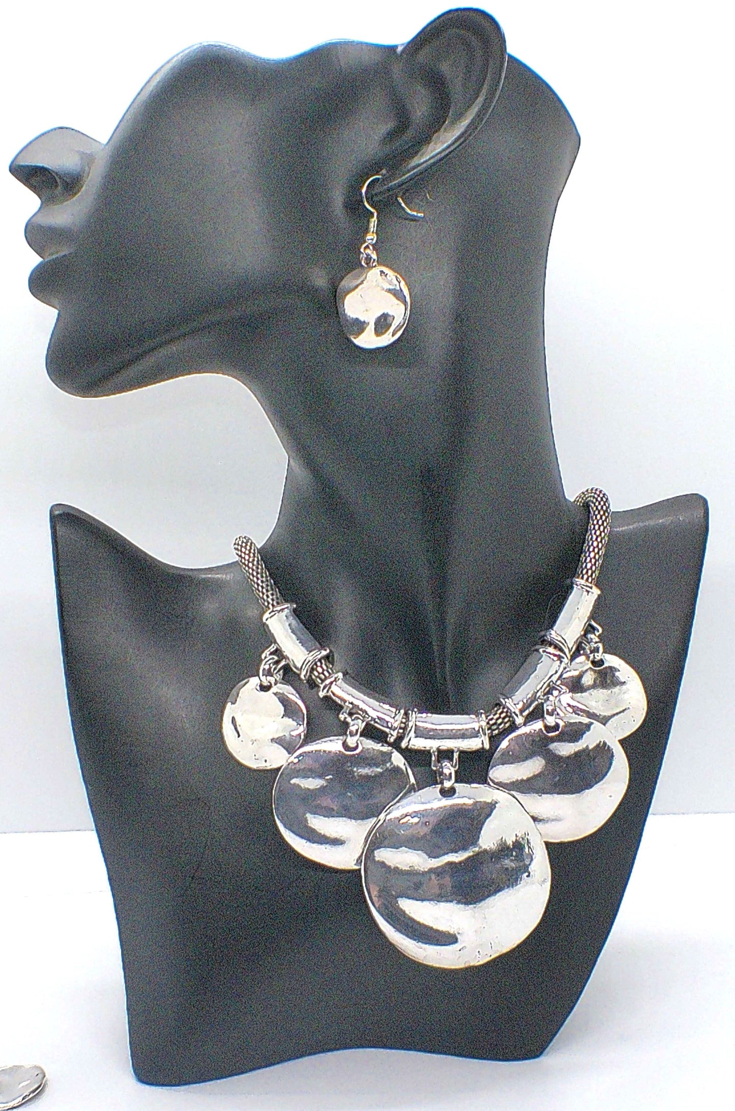 https://www.artistryjewelry.net/products/fabulous-silver-necklace-set