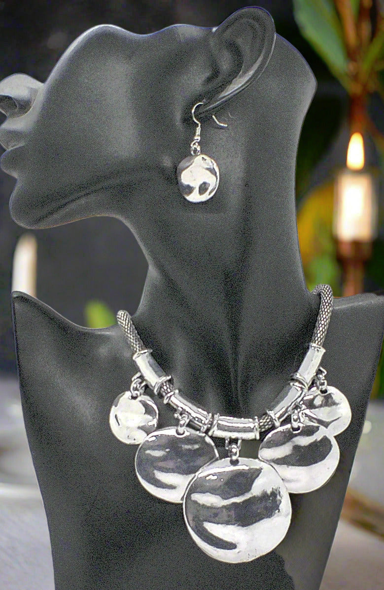 https://www.artistryjewelry.net/products/fabulous-silver-necklace-set