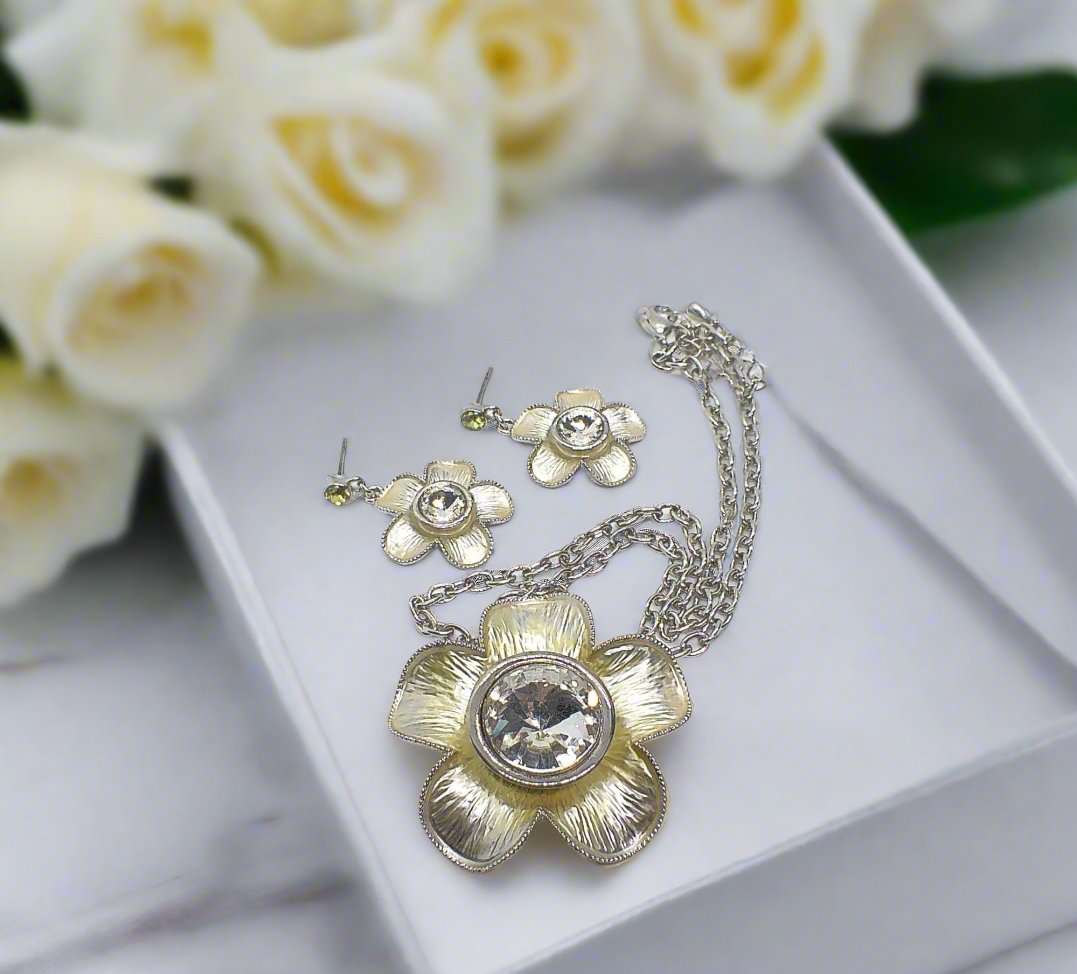 https://www.artistryjewelry.net/products/lovely-yellow-flower-necklace-set