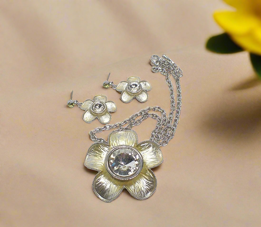 https://www.artistryjewelry.net/products/lovely-yellow-flower-necklace-set