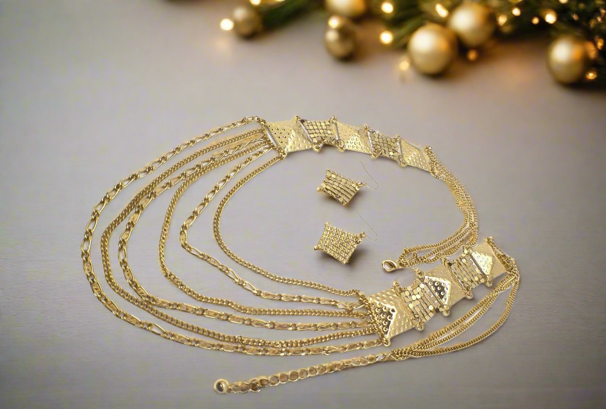 https://www.artistryjewelry.net/products/golden-treasure-necklace-set