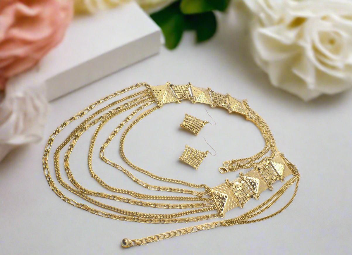 https://www.artistryjewelry.net/products/golden-treasure-necklace-set