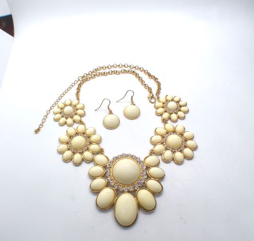 Ivory Flowers Galore Necklace Set