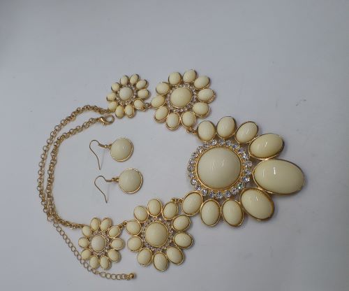 Ivory Flowers Galore Necklace Set