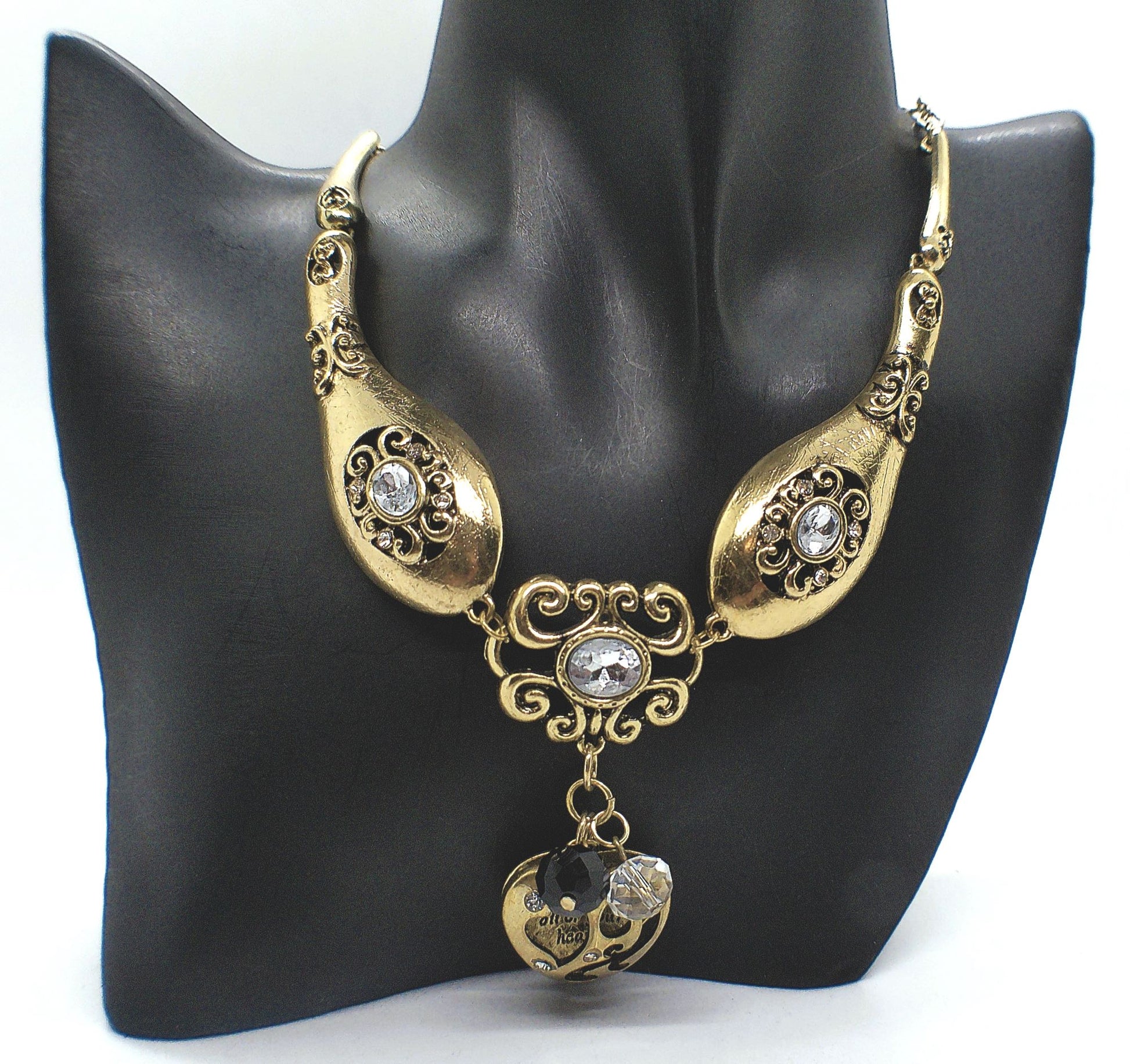 https://www.artistryjewelry.net/products/heart-and-rhinestone-necklace-set