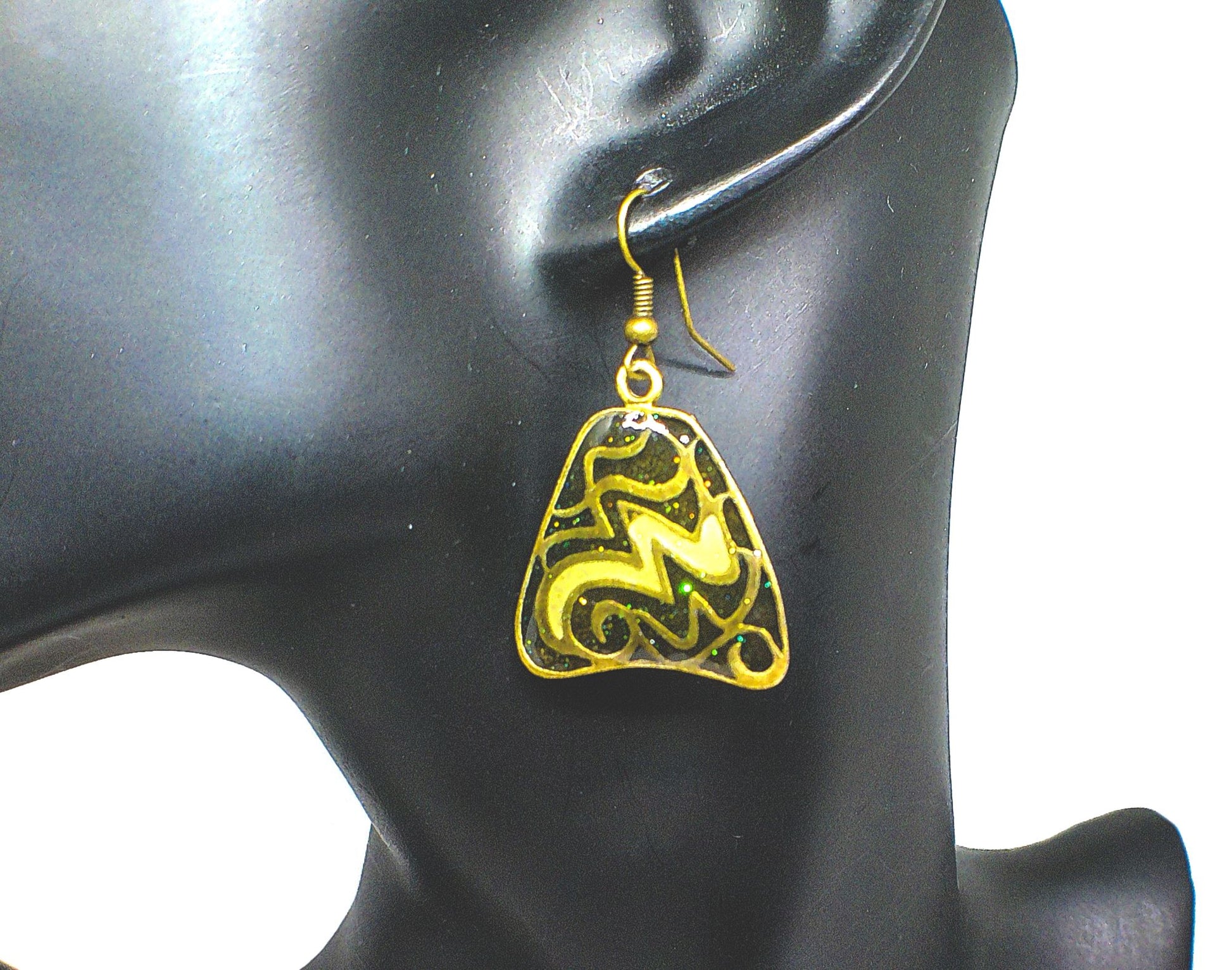 https://www.artistryjewelry.net/products/lovely-green-glitter-earrings