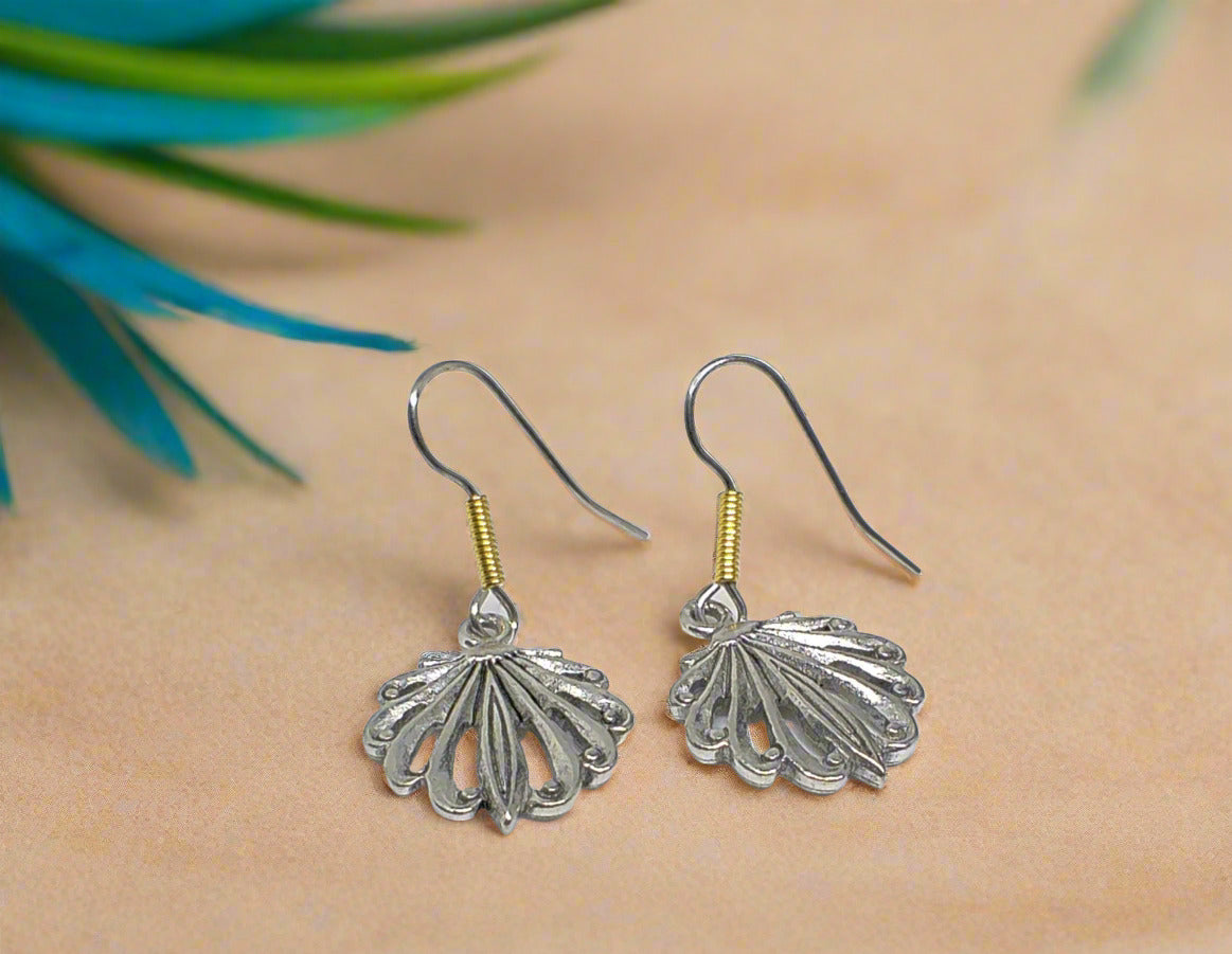 https://www.artistryjewelry.net/products/attractrive-shell-drop-earrings
