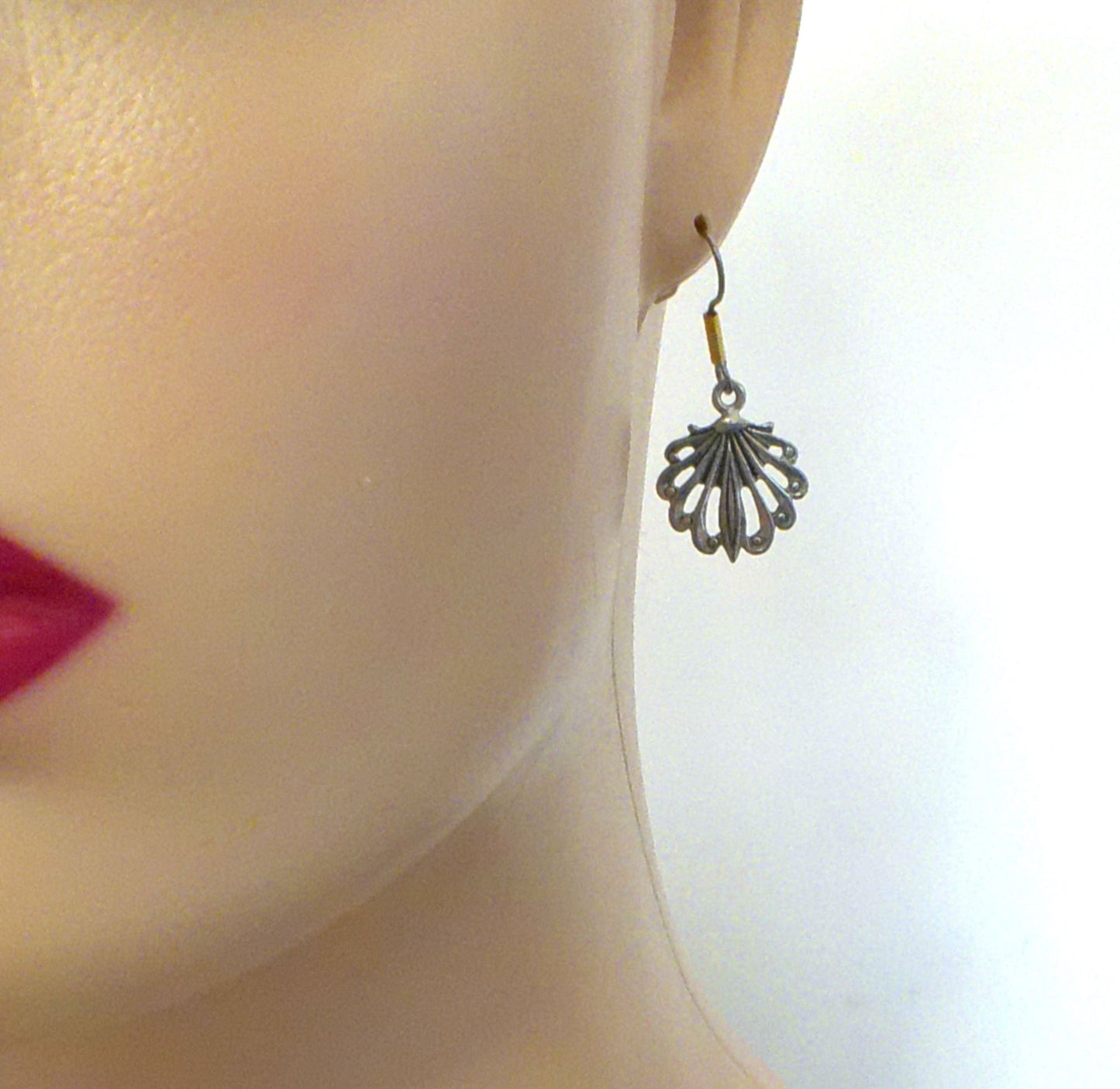 https://www.artistryjewelry.net/products/attractrive-shell-drop-earrings