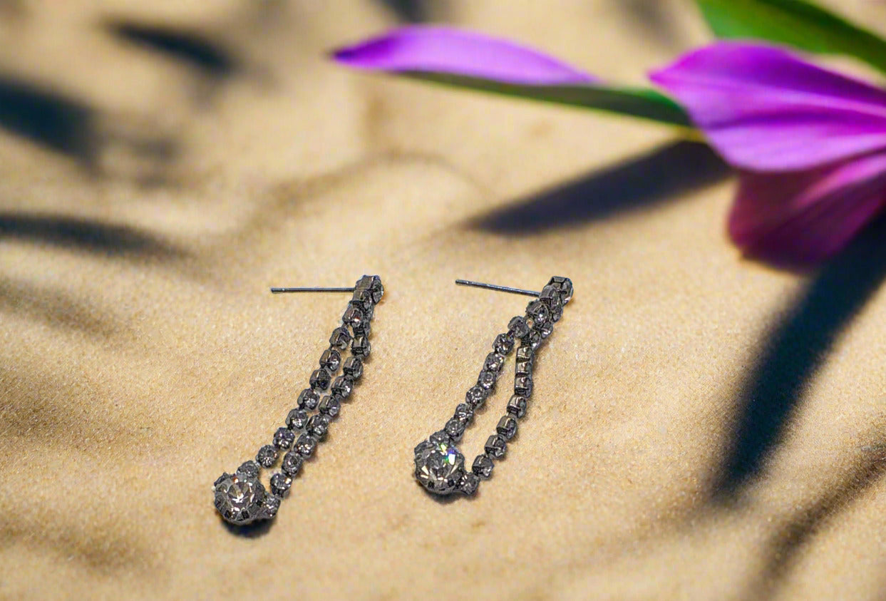 https://www.artistryjewelry.net/products/alluring-black-rhinestone-dangle-earrings
