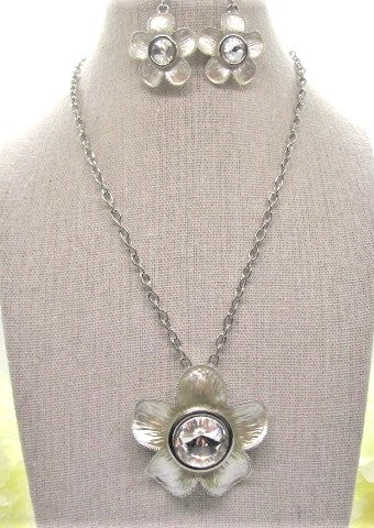 https://www.artistryjewelry.net/products/lovely-yellow-flower-necklace-set