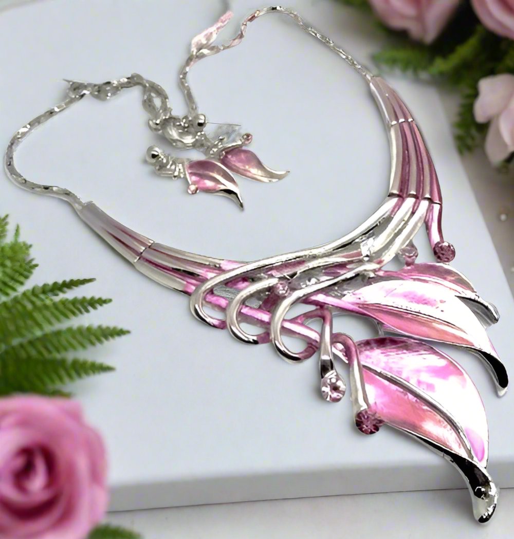 https://www.artistryjewelry.net/products/rhinestones-and-leaves-necklace-set