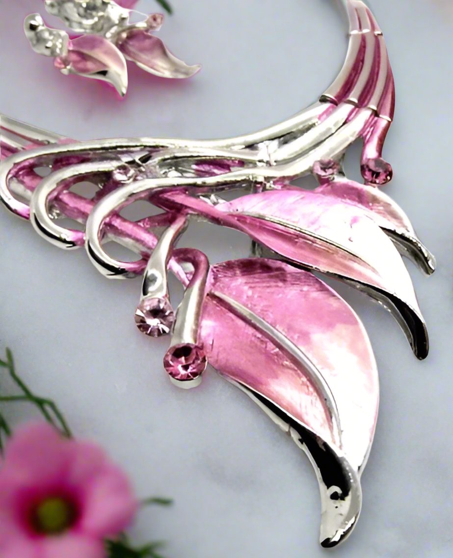 https://www.artistryjewelry.net/products/rhinestones-and-leaves-necklace-set