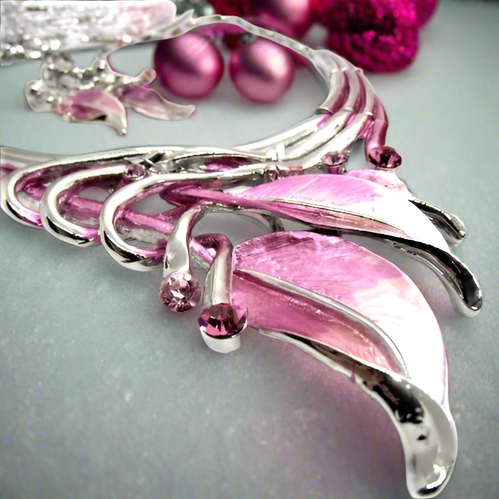 https://www.artistryjewelry.net/products/rhinestones-and-leaves-necklace-set