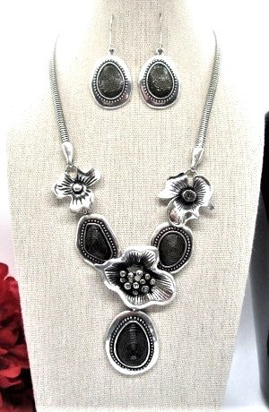 https://www.artistryjewelry.net/products/black-and-silver-flower-necklace-set