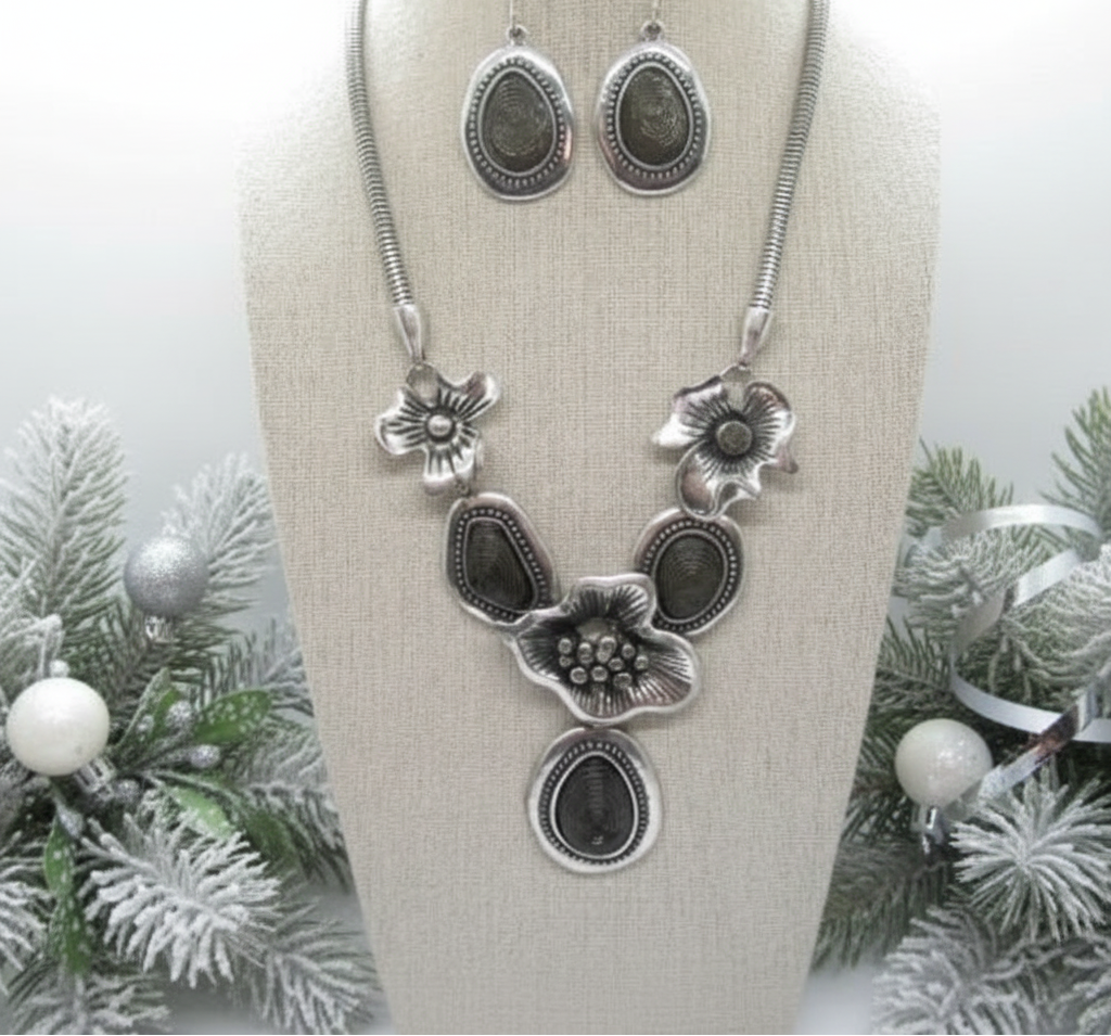 Breath Taking Black and Silver Flower Necklace Set