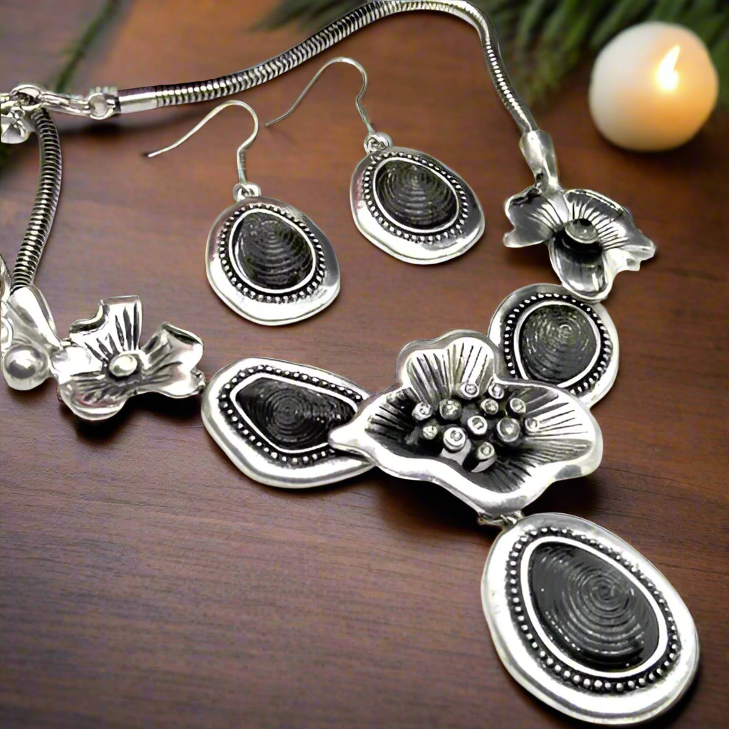 https://www.artistryjewelry.net/products/black-and-silver-flower-necklace-set