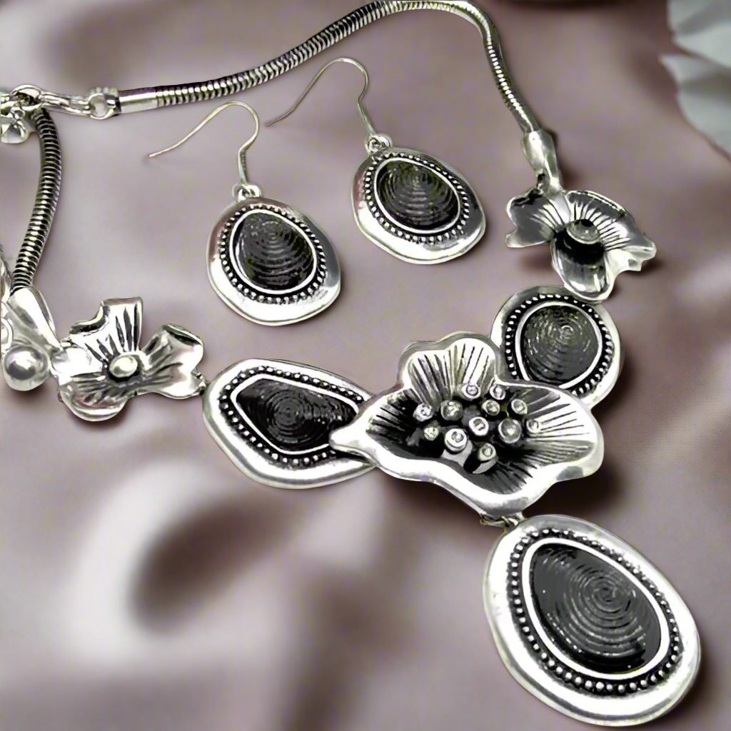 https://www.artistryjewelry.net/products/black-and-silver-flower-necklace-set