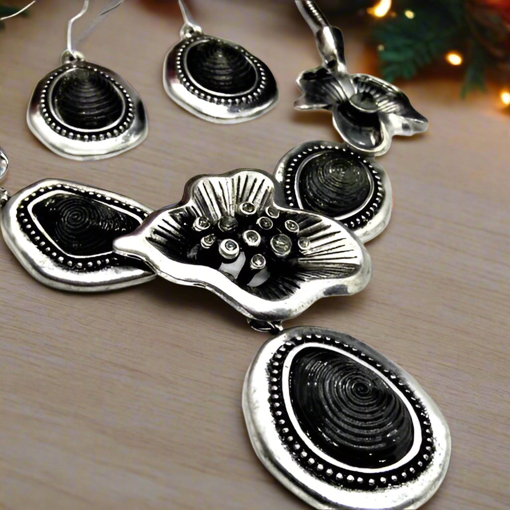 https://www.artistryjewelry.net/products/black-and-silver-flower-necklace-set