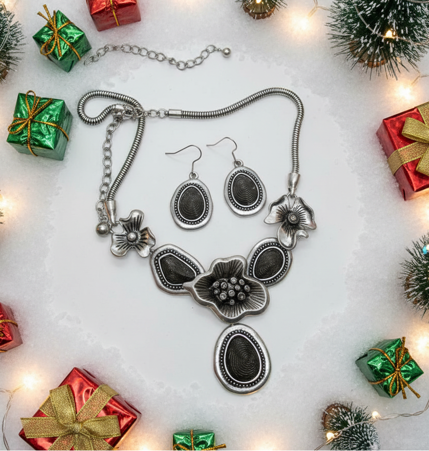 Breath Taking Black and Silver Flower Necklace Set
