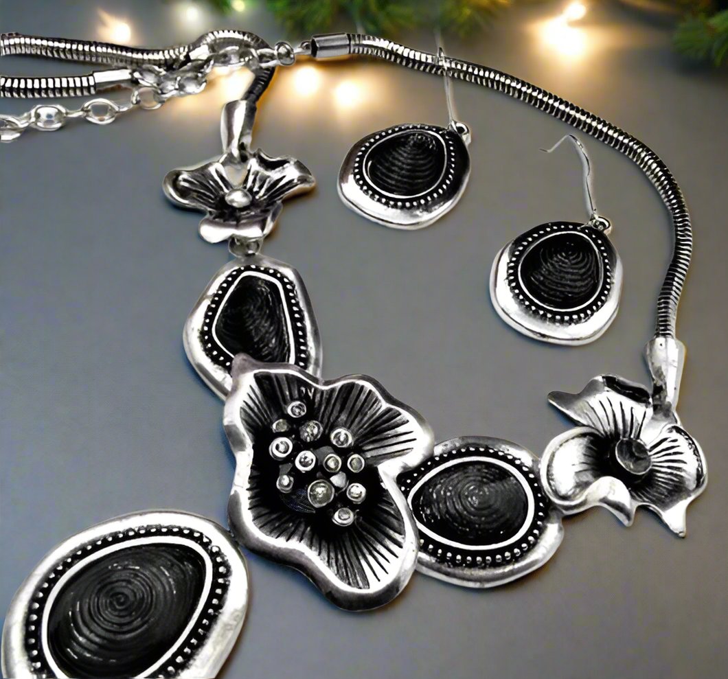 https://www.artistryjewelry.net/products/black-and-silver-flower-necklace-set