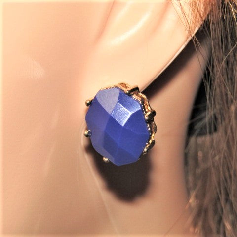 https://www.artistryjewelry.net/products/stunning-blue-studs
