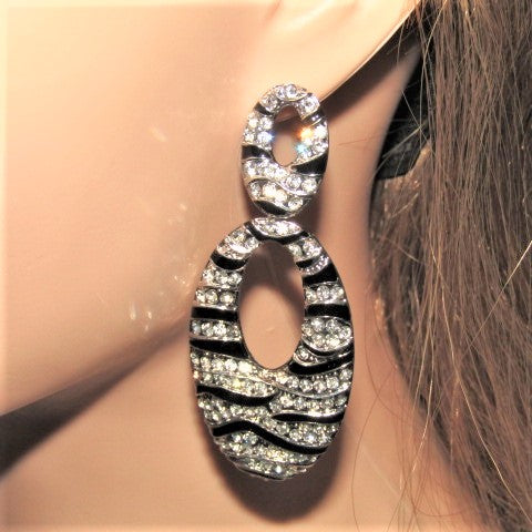 https://www.artistryjewelry.net/products/black-and-silver-stripes