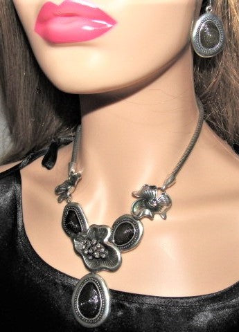 https://www.artistryjewelry.net/products/black-and-silver-flower-necklace-set