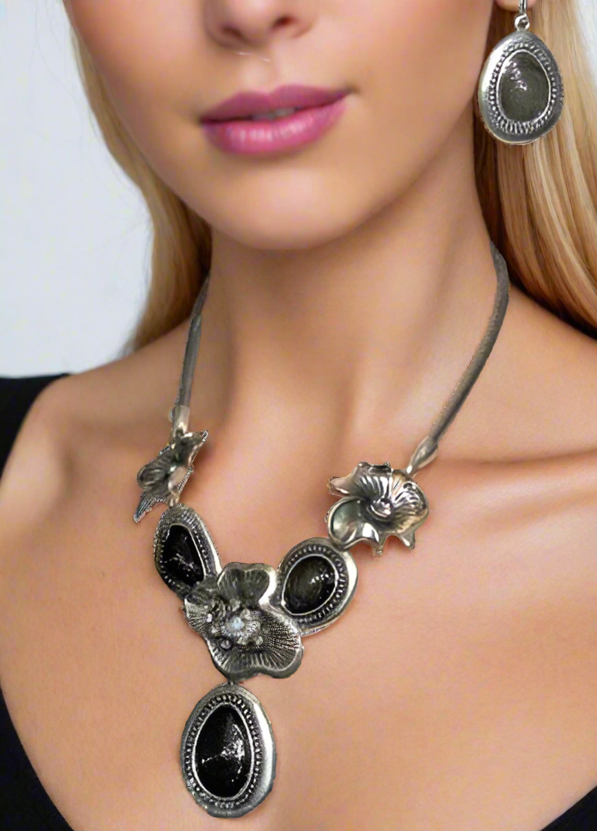 Breath Taking Black and Silver Flower Necklace Set