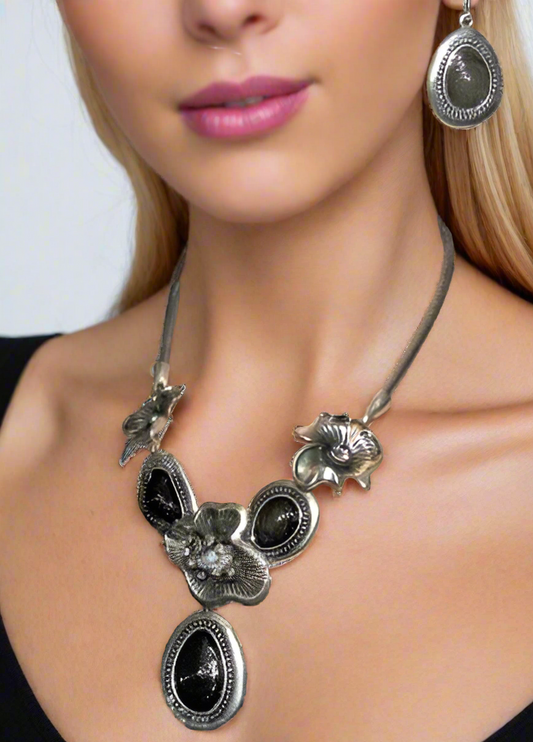 Breath Taking Black and Silver Flower Necklace Set