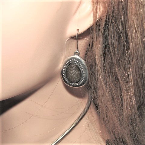 https://www.artistryjewelry.net/products/black-and-silver-flower-necklace-set
