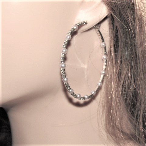 https://www.artistryjewelry.net/products/rhinestone-and-mini-pearl-earrings