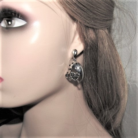https://www.artistryjewelry.net/products/double-crystal-heart-earrings