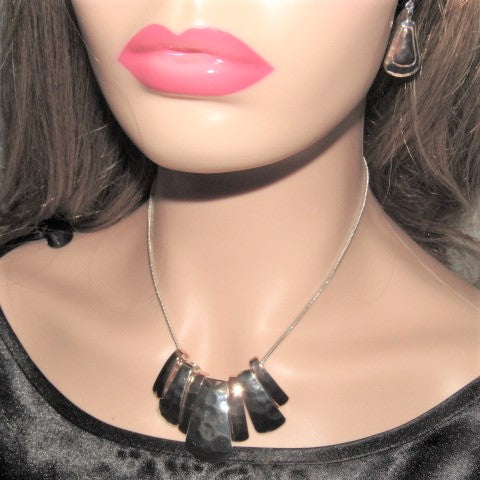 https://www.artistryjewelry.net/products/lovely-metal-fan-necklace-set