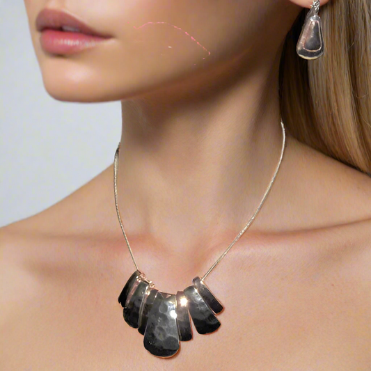 Lovely Metal Fan Necklace Set